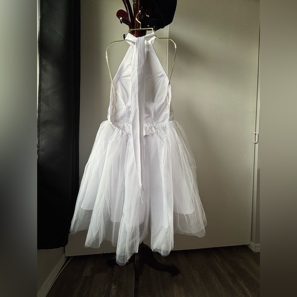 Xuzey Short White Dress - Picture 4 of 6